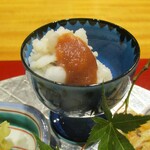 おおたに - 八寸：鱧の温製、梅だれ。