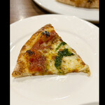 石窯ピザ ステッラ - トマトとバジルはミドル・ペースト状のマルゲリータで　トマトもバジル（ジェノベーゼ）も濃厚なソースです　byまみこまみこ