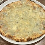 石窯ピザ ステッラ - ゴルゴンゾーラピザzoom    フォルマッヂか悩みましたがゴルゴンゾーラピザだとゴルゴンゾーラがダイレクトに楽しめます〜　薄い生地だと尚更にGorgōnですよ！　byまみこまみこ