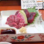 温鮮酒場 ちょんまげ - クジラ二種盛り(トロ、赤身)