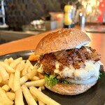 髙橋バーガー - プルドポークバーガー TPモッツァレラ、鹿肉パティ