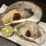 あさひ町スタンド - 生牡蠣　奥:厚岸産  手前:知内産