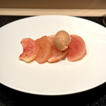 蒼菓 - 『デセール③』
      
      ・大石早生（プラム）のソルベ（皮ごと）
      
      福島県 古山果樹園様の川中島白桃の
      ・クリュ（＝フレッシュ）
      ・コンポート（バニラと桃皮で香りつけて）
      ・コンポートシロップのジュレ