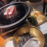 サムギョプサル×鍋×韓国料理 OKOGE - 焼き始めの厚切りサムギョプルと手前はサチュモクパグ。