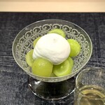 蒼菓 - 『デセール④』
      
      岡山県 ミライノウエン様のシャインマスカット
      ・皮付きのクリュ
      ・皮剥いてソーテルヌシロップでマリネしたもの
      
      ・フロマージュブランのムース
      ・シャインマスカットのシロップ