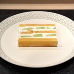 蒼菓 - 『デセール⑦』
      
      ・天使音マスクメロンのショートケーキ
      
      ジェノワーズ（スポンジ生地）には、種の周りの果肉からつくったアンビバージュをしっかりとアンビベ。