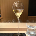 蒼菓 - 『ティーペアリング①』
      
      ・ジャスミン杉林渓スパークリング
      
      青心烏龍という品種を烏龍茶に製茶して、花王？という品種のジャスミンの生花（がく付き）で香りづけしたもの。