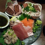 鮮度の極み 魚もつ - ★★★魚4種盛り 1599円 新鮮な魚がたくさん載ってて満足度 高い！