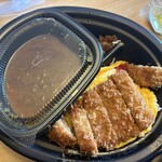 松屋 - 料理写真:店内で暫く待つとモニターに食券の番号が表示され注文したロースかつオムレツ欧風ビーフカレーの出来上がり、ご飯は少な目でおねがいしたんで１０２０円でした。