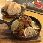大衆ビストロ D×D - 夏野菜とソフトシェルクラブの”メキシカン”アヒージョ、バゲット