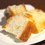 イル ジェンティーレ - ランチセット 1300円 の自家製パン