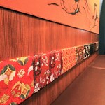 元祖すっぽん地鶏鍋　がんばり家 - 背もたれは西陣織の袋帯の加工品