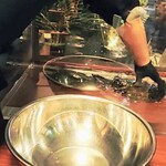 元祖すっぽん地鶏鍋　がんばり家 - 生簀のすっぽん捕獲中