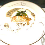 久右衛門邸 - 秋鮭のポワレ　キノコのホワイトソース　胡桃