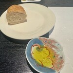 久右衛門邸 - パンとオリーブオイル　オリーブオイルには花の形の結晶のFleur de Selという塩が乗っています