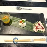 久右衛門邸 - 前菜三種盛り合わせ　右から鳥胸肉ポルト　　真ん中　コールラビと赤イカ　左はオレンジ　トマトジュースにマイクロバジル