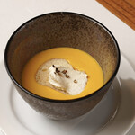 久右衛門邸 - 南瓜のポタージュ　リコッタチーズとミニョネット(黒胡椒)