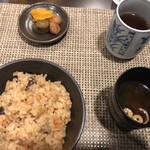 スワサント - 炊き込みご飯と赤出汁