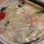 福満楼 - 酸辣湯麺　950円  丼ぶりの底には辣油とお酢が潜んでますよ