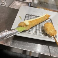 串カツとワイン 揚八 東急プラザ銀座店 - 左がアスパラ豚バラ肉巻き¥380、右が蓮根和牛ミンチ詰め