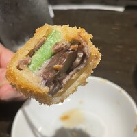 串カツとワイン 揚八 東急プラザ銀座店 - 茄子とインゲン和牛巻き、断面