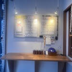 コバコバル - 入り口外のそばに立ち飲みスペース