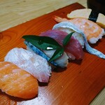 まる乕本店 - 令和7年9月 営業時間(10:00～18:50)
にぎり1人前(お吸い物付)  税込1200円