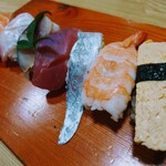 まる乕本店 - 令和7年9月 営業時間(10:00～18:50)
にぎり1人前(お吸い物付)  税込1200円