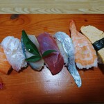 まる乕本店 - 令和7年9月 営業時間(10:00～18:50)
にぎり1人前(お吸い物付)  税込1200円