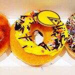 クリスピー・クリーム・ドーナツ - 料理写真:パックマンカスタードスプリングル（380円）/ブリュレグレーズドカスタード（290円）/サマーチョコスプリンクル（270円）/お好きな3個セット販売（-30円）