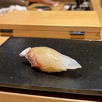 鮨処 やまと - 真鯛 明石より
                    シャリのまろやかな酸味に、淡白な真鯛の旨みが引き出されとても美味しいです！