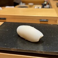 鮨処 やまと - 新イカ 江戸前
                    スミイカの子供の新イカ、もう終わりかと思いきやまだ江戸前があったのですね、これは嬉しい一貫♪
                    この柔らかさは新イカの時だけのお楽しみ、大好きなんです♪