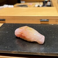 鮨処 やまと - 本アラ 能登より
                      むっちりとして弾力ある身質、旨みは濃く脂のり良く、とても美味しいです♪