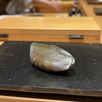 鮨処 やまと - 小肌 天草より
                    新子もすっかり大きく小肌に成長しました！
                    小肌からの始まりは修行先からの伝統ですね、シャリの酸味と締めた小肌が良い塩梅に重なっています♪