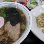 白河ラーメン みちのく - Ａセット　餃子がまだ来てないが待てなかった。ハフハフ