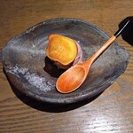 あれこれ - 芋チップに隠れてますがあずきのアイス（食器ごと冷やしているようなので、左下のは塩でなく霜ですw）