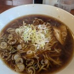 幸楽苑 - 郡山ブラック素ラーメンだけどネギとチャーシューもトッピングされてます✨️