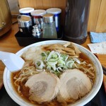 中華そば 雲ノ糸 鶴岡本店 - 胡椒は2種類、一味唐辛子や塩もある