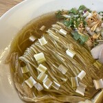 めん処 きよ洲 - オリーブオイルと佐助豚の脂の層が輝いてます！