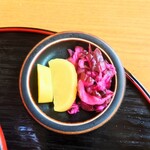 やぶ善 - 二種盛りが嬉しい、箸休めの"お漬物"。
