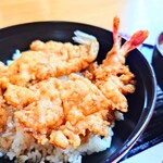 やぶ善 - 丼の端から端に渡る、"海老"はプリップリ。
