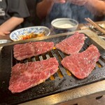 京洛焼肉 ぽめ - 上ロース（焼いてるところ）
