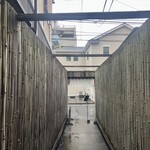 手打ちそば 根津 鷹匠 - 入口から外を観た様子