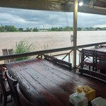 Tonnam Riverview - リバービュー。かなり増水してる。このあとスコールになったけどシェードがあるので安心。