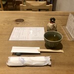 手打ちそば 根津 鷹匠 - 冷たいそば茶　奥は呼び鈴