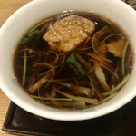 手打ちそば 根津 鷹匠 - 鴨肉2枚とつくね、三つ葉、柚子など　辛め