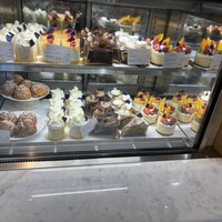 RITUEL Brasserie & Cafe 虎ノ門 - 会計の奥にあるケーキのケース