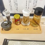 つけ麺 青木 - 卓上調味料です。