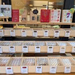 久遠チョコレート - 店内にはチョコレートが各種。