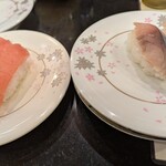 廻る富山湾 すし玉 金沢駅店 - 左はさわら(石川県ではかじきマグロのことだそう)、と書いてありました。右はサバ。この、左のかじきがもう絶品！！